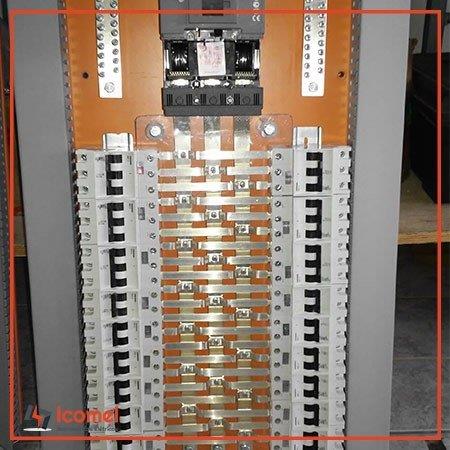 Montagem de painéis elétricos